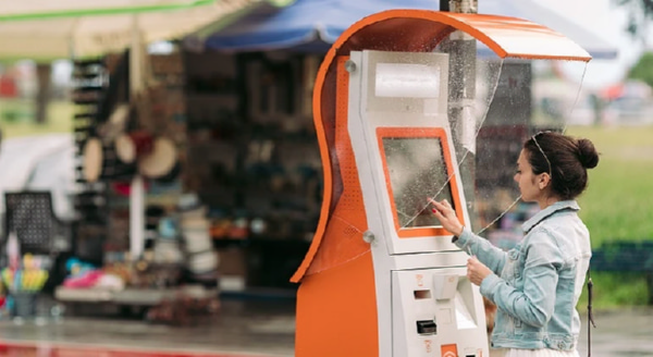 sunlight-readable-touch-screen-kiosk-visibility